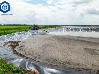 différence de fabrication entre les géomembranes soufflées et les géomembranes à film plat