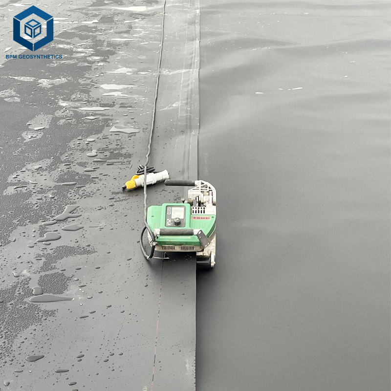 Máquina de soldadura de revestimientos para estanques para la unión eficiente de geomembranas de HDPE.