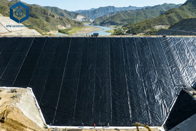 Какова толщина геомембраны из полиэтилена высокой плотности (HDPE) для облицовки полигонов твердых отходов?jpg
