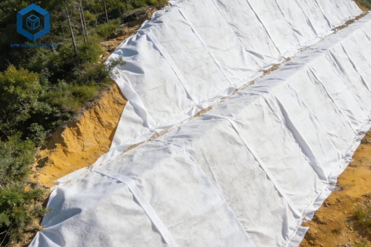 Unterschied zwischen frischer und recycelter HDPE-Geomembran.jpg