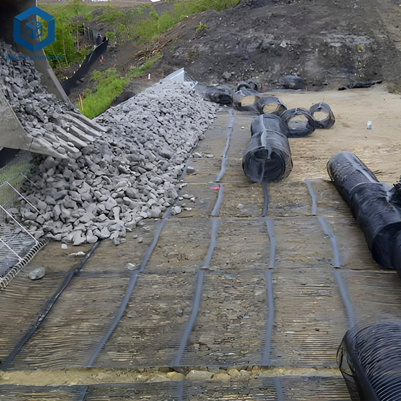 Géogrilles plastiques uniaxiales pour le soutènement des remblais routiers