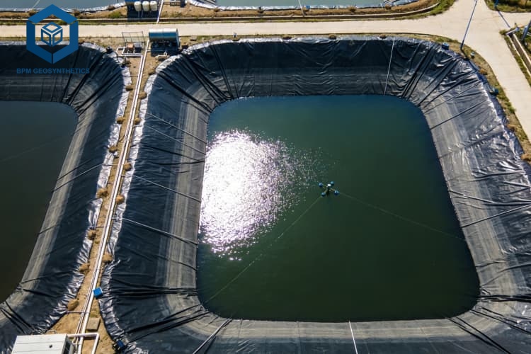 Matière première pour géomembrane en PEHD de qualité PE100 ou PE80.jpg Matière première pour géomembrane en PEHD de qualité PE100 ou PE80.jpg