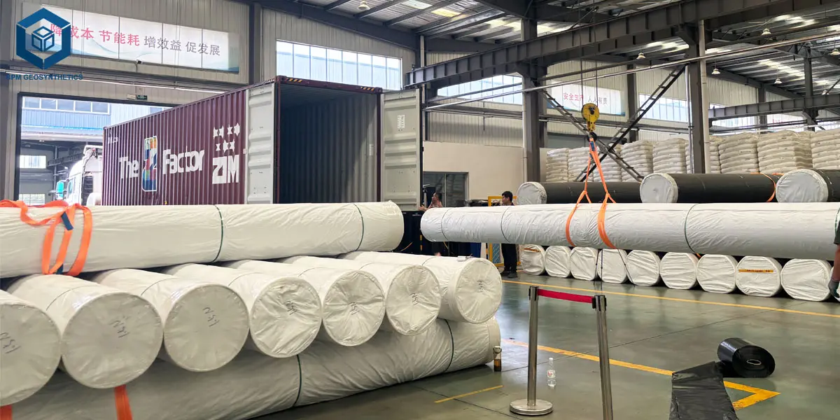 Đóng gói chuyên nghiệp và xếp dỡ an toàn màng chống thấm HDPE 1 mm xuất khẩu. Đóng gói chuyên nghiệp và xếp dỡ an toàn Màng chống thấm HDPE 1mm phục vụ xuất khẩu