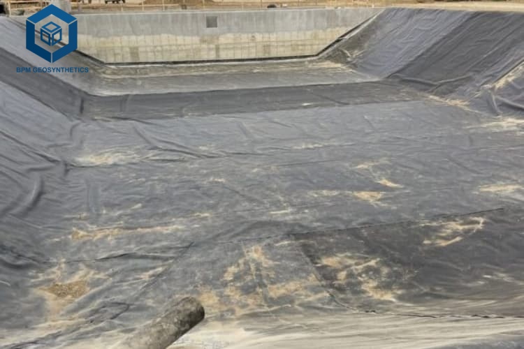 Qualitätskontrollprozess für eine HDPE-Linerfabrik.jpg Qualitätskontrollprozess für eine HDPE-Linerfabrik.jpg