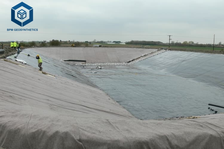 อนุญาตให้ใช้วัสดุรีไซเคิลในแผ่นกันซึมของหลุมฝังกลบ.jpg อนุญาตให้ใช้วัสดุรีไซเคิลในแผ่นกันซึมของหลุมฝังกลบ.jpg