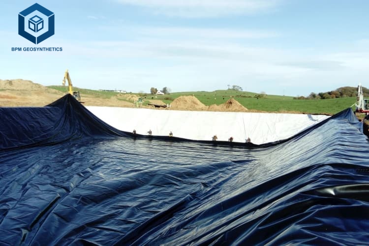 مقارنة بين الأغشية الجيولوجية المصنوعة من البولي إيثيلين عالي الكثافة (HDPE) ذات الملمس الخشن والناعم.jpg مقارنة بين الأغشية الجيولوجية المصنوعة من البولي إيثيلين عالي الكثافة (HDPE) ذات الملمس الخشن والناعم.jpg