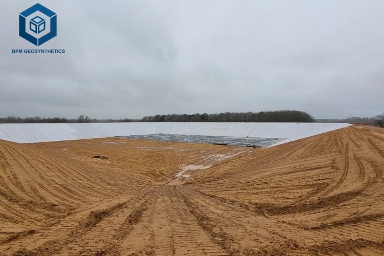 fessurazione della geomembrana sotto esposizione ai raggi UV fessurazione della geomembrana sotto esposizione ai raggi UV