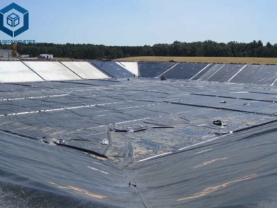 كم تبلغ تكلفة بطانة الأغشية الأرضية لبركة مساحتها 10000 متر مربع؟