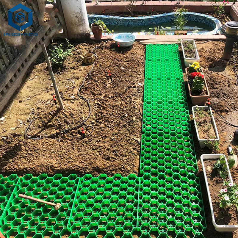 Oprit van gras en bestrating voor duurzaam landschapsontwerp