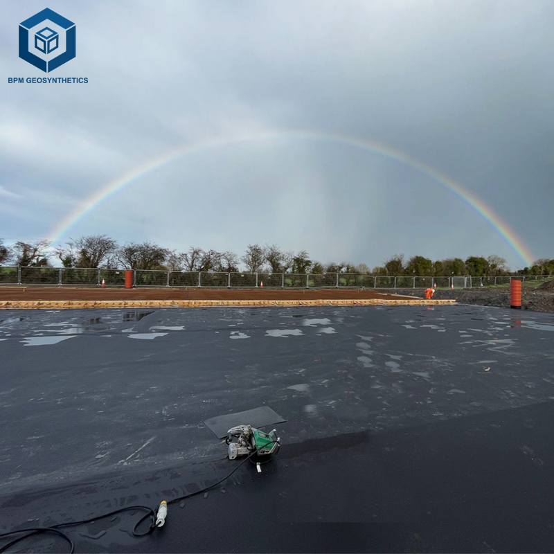 غشاء أرضي لاحتواء النفايات الخطرة