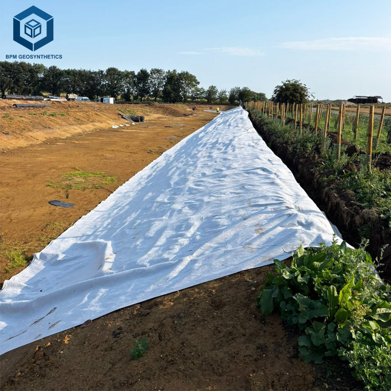 Stabilisasi Tanah dengan Geotekstil dan Kain